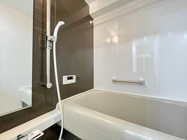 壁の色に変化をつけているので、明るさを保ちつつも落ち着いた印象の浴室です。広々としたバスタブは1日の疲れをリフレッシュ出来そうですね。