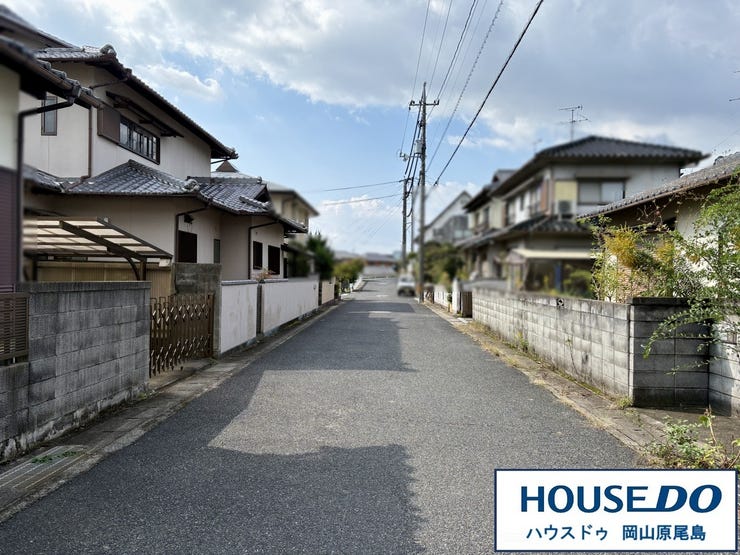 北西側前面道路は約6mのゆとりある広さの幅員です。