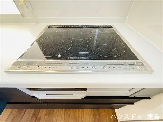 IHクッキングヒーター。安全性が高く、年配の方やお子様にも安心です。また、調理後は、プレートを拭くだけなので、お手入れが簡単なことが特徴です