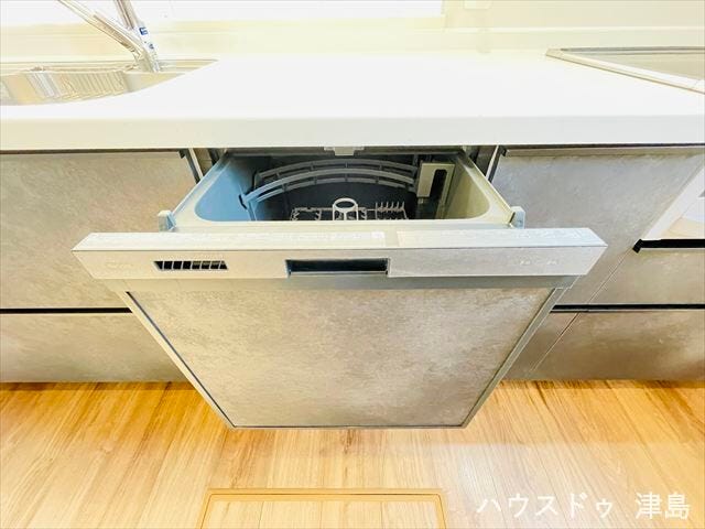 ビルトインタイプの食器洗い乾燥機ならカウンター上はいつもすっきり。水道代・時間の節約ができ、衛生的で、さらに手荒れの防止にもなります。