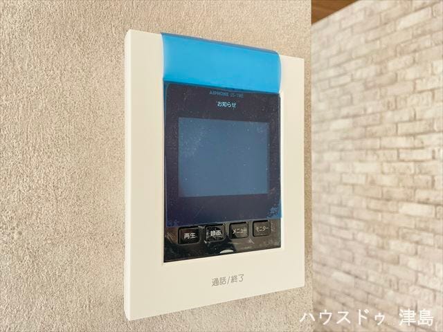 モニター付きインターホンは来訪者を事前に確認してから会話ができ安心です。また、訪問者と直接会わずに会話ができてトラブルの回避のもなります。