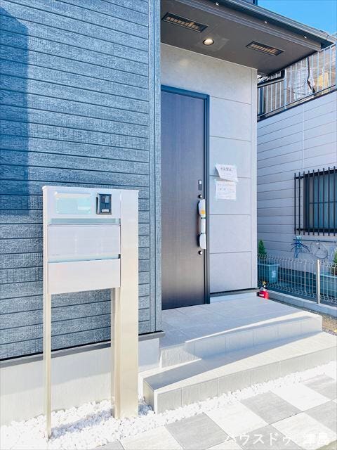 玄関ポーチは照明付きで暗い時間帯の帰宅も安心です。表札・インターホン・ポストが一体型になった門柱は照明付きなので夜間は安心ですね。