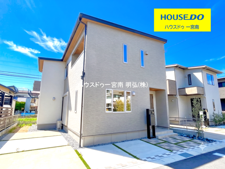 【外観】
【爽やかな朝陽とともに、快適なスタートを】
東向きの土地は朝日がたっぷり取り込めるため、心地よい朝の光を浴びながら家族で朝食を囲む。
そんな健康的で気持ちの良いライフスタイルが叶う住環境です。