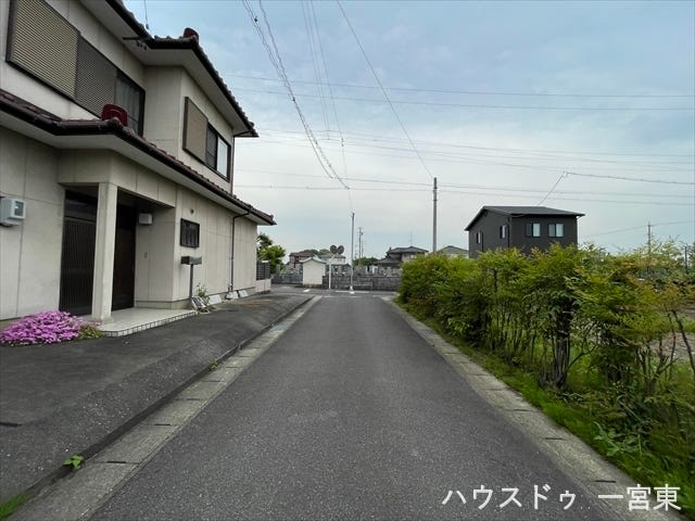 東側幅員約4mの前面道路です。普通車が1台通れる幅となります。大型車の通行が少ないので、振動や騒音が抑えられます。