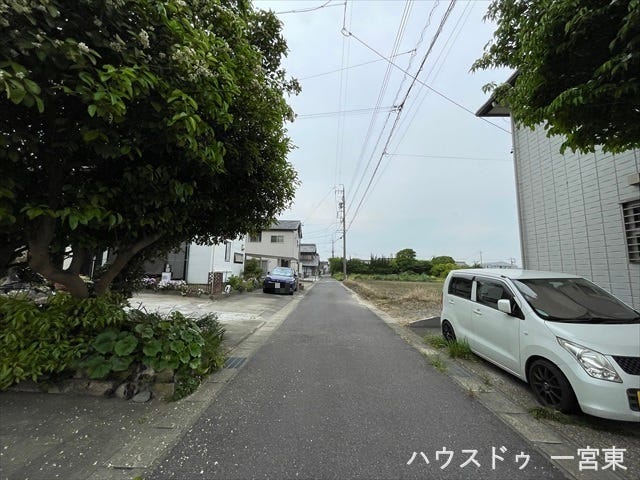 東側幅員約4mの前面道路です。車1台が余裕を持って通れる道幅です。車はスピードを控えるので事故率の軽減や歩行者も安心して通行できます。