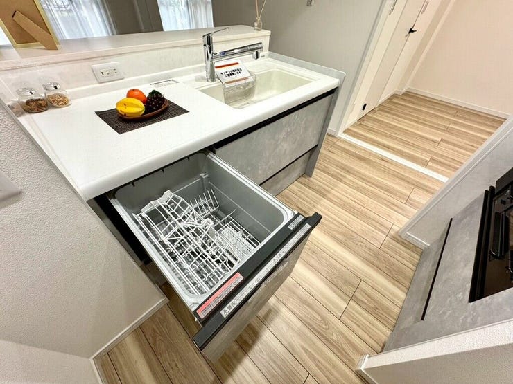 【kitchen】家事の時短に便利な食洗機付き。手洗い不要で毎日の負担を軽減します。