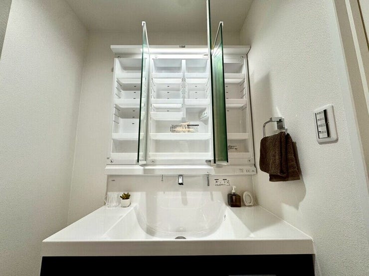 【Washroom】壁付け水栓で、カウンターまわりが汚れにくくお手入れも簡単です。
