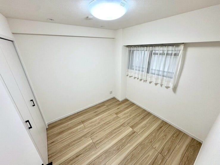 【Bedroom】ベッドとデスクを置いてもゆとりのある、使い勝手の良い広さの洋室です。