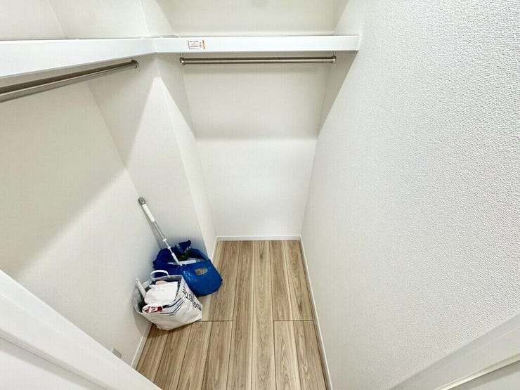 【WIC】広々としたウォークインクローゼットで、衣類や小物をすっきり収納できます。
