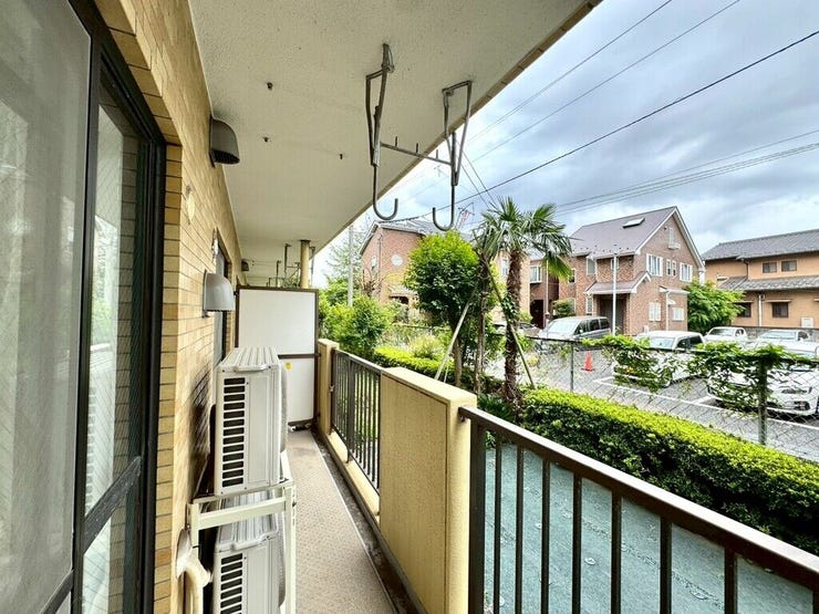 【Balcony】日当たりの良いバルコニーはお洗濯物がしっかり乾きやすく、毎日の家事にも重宝します。