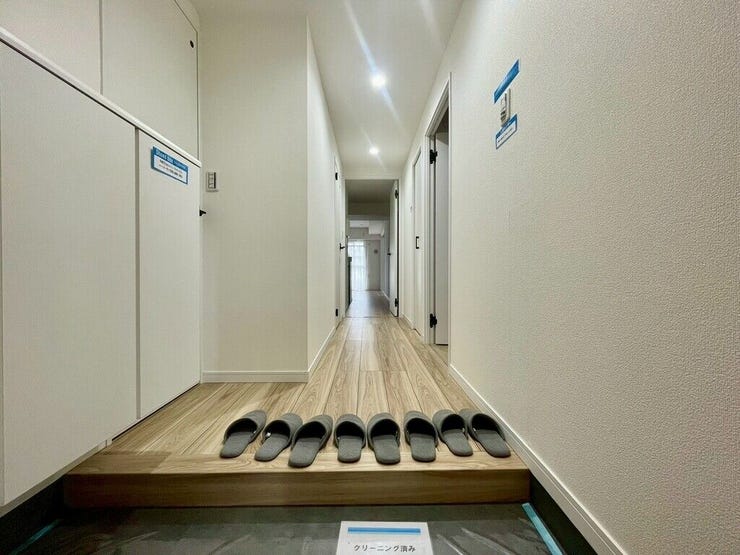 【Entrance】シューズボックス完備の玄関で、靴や小物もスッキリ収納できます。