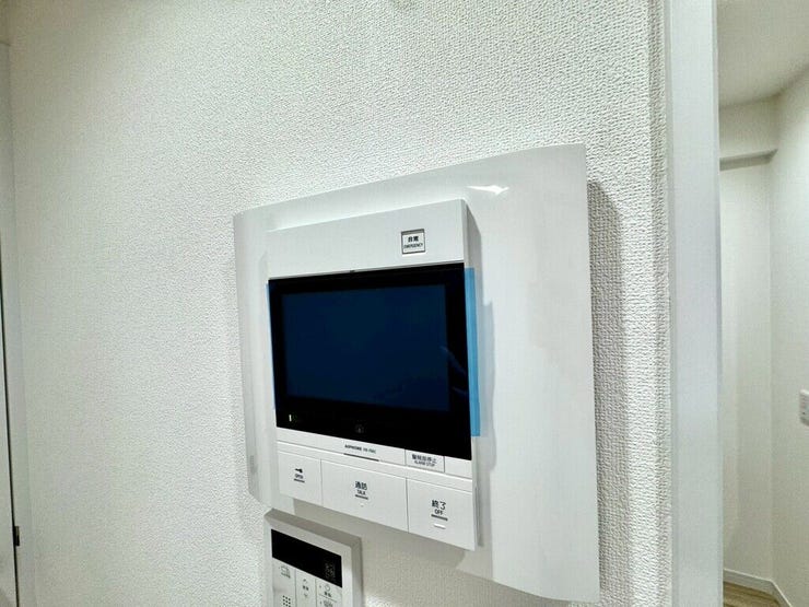 【Facilities】来訪者を確認できるモニター付きインターホンで、防犯面も安心です。