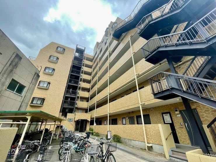 【Exterior】落ち着いた色合いの外観が街並みに馴染む、シンプルで親しみやすいマンションです。