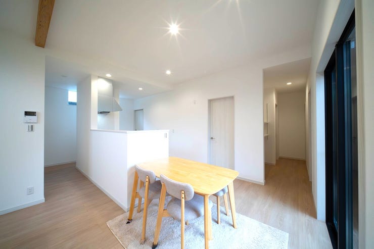 白が基調のため日光だけでもとても明るいです。