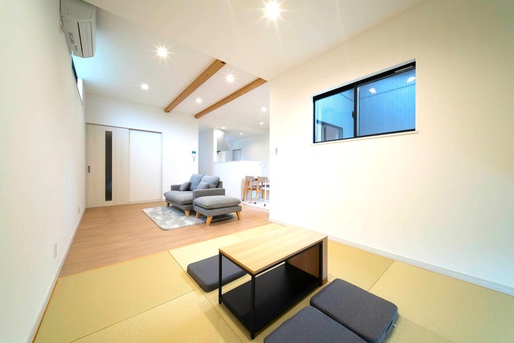 多目的に使えるこのスペースは、読書やお茶を楽しんだり、ゆったりとくつろいだりする場所として使える癒しの空間です。