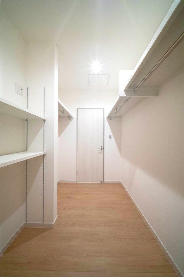 収納力と機能性を兼ね備えています。
衣類や靴、バッグなどをたっぷり収納できるうえ、使いやすく整理整頓しやすい空間です。