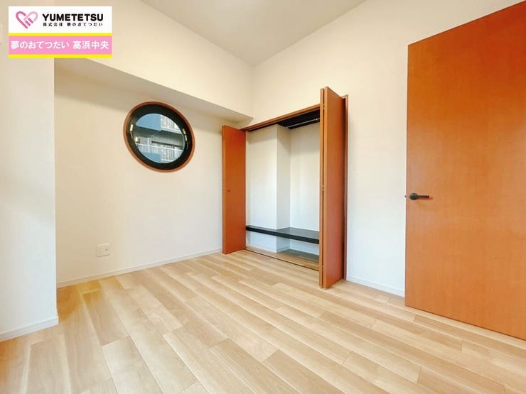 白と木目調を基調にした洋室は落ち着きますね。お部屋のコーディネートも楽しめます。広々とした居住空間は日々の暮らしを彩り、心のやすらぎと満足感を与えてくれます。