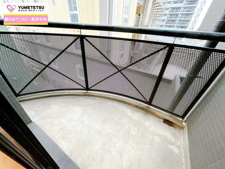 小雨が降っても屋根があるので濡れにくい安心な屋根付きバルコニーです。