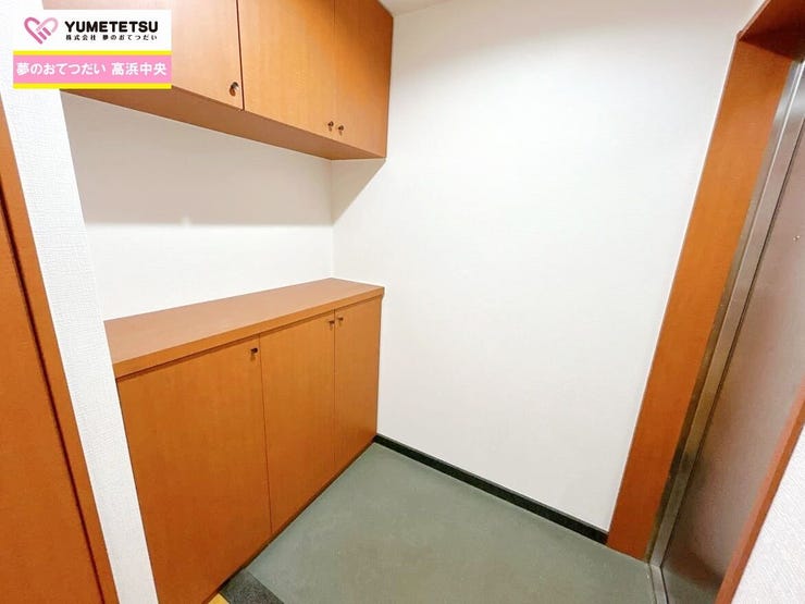 明るくコントラストのある、開放感と清潔感を兼ね備えています。
シューズボックスは上下に分かれているので棚に小物が置けます♪