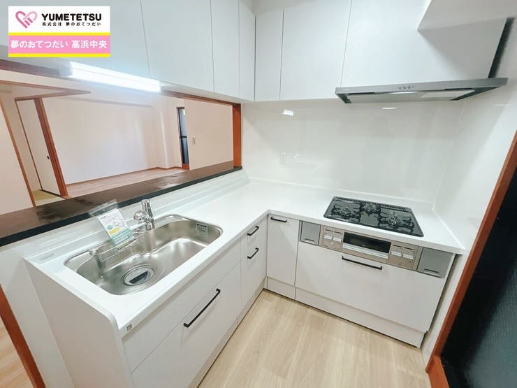 明るいL型のキッチンです♪
リビングで遊ぶお子様の様子を見つつ、家族との会話を楽しみながら家事を進めることができる対面式キッチン☆