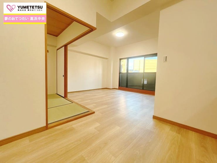 通学・通勤からの帰宅後、リビングに大集合する家族憩いの団らんをお楽しみください♪
大きな窓は家族が集まる場所を毎日明るく暖かく照らします♪