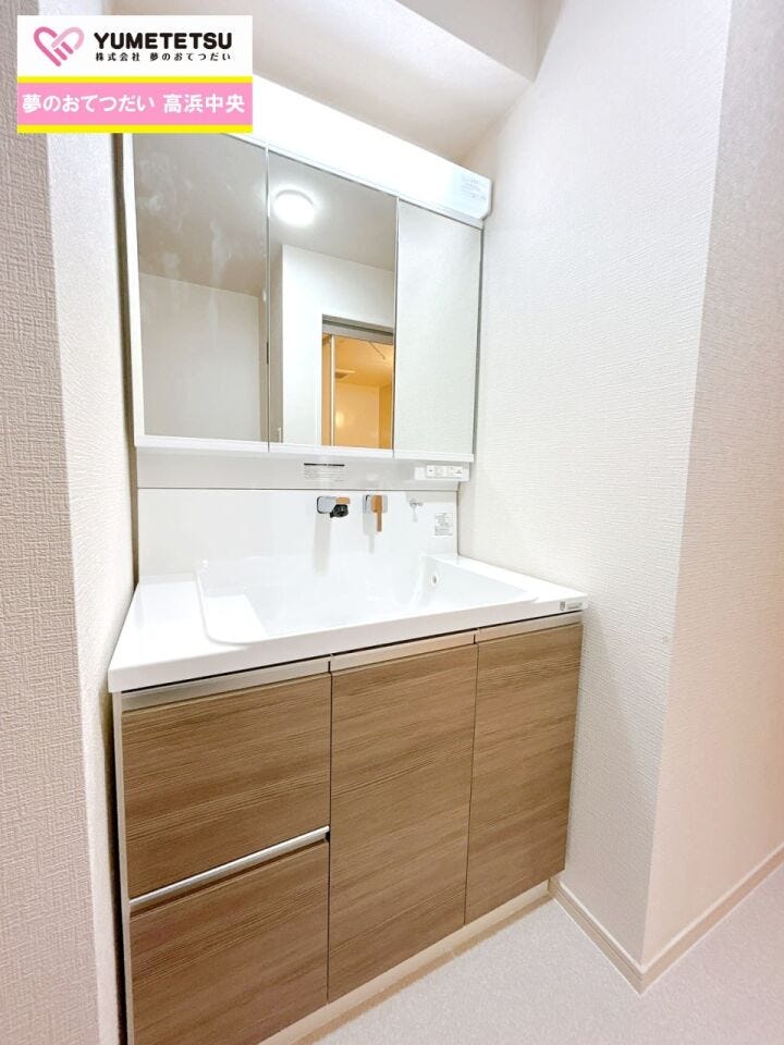 清潔感のある快適空間!毎日の身支度も気持ち良くお使い頂けます!三面鏡ならではの収納力、シャンプードレッサーならではの機能性、どちらも採用!