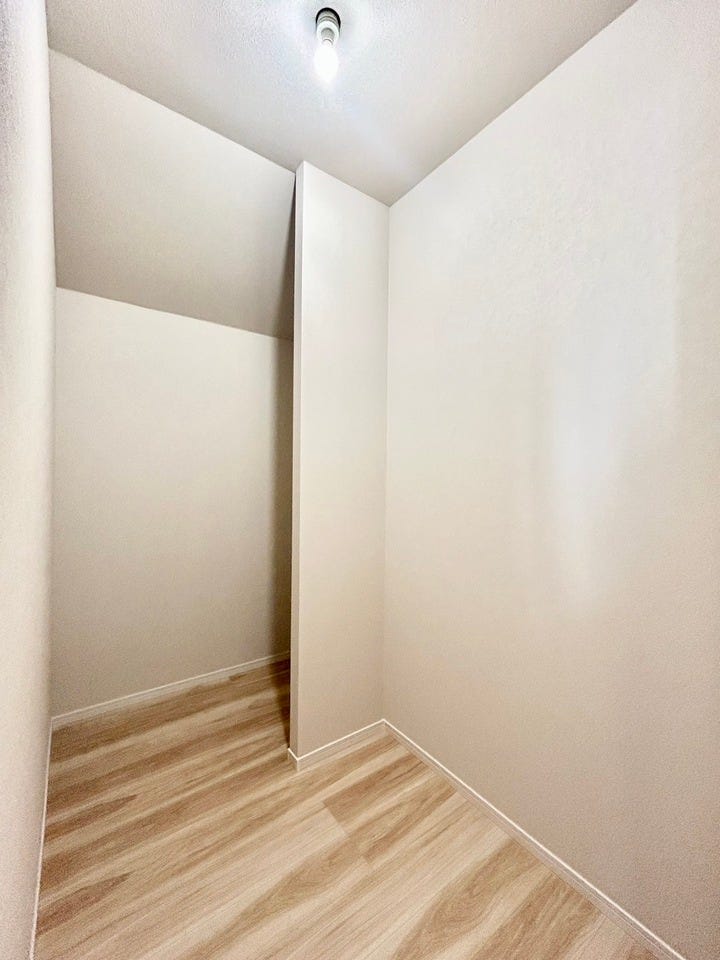 自分好みに収納を作ることもできますが、棚やハンガーパイプも弊社で取付可能です♪お気軽にお問合せ下さい