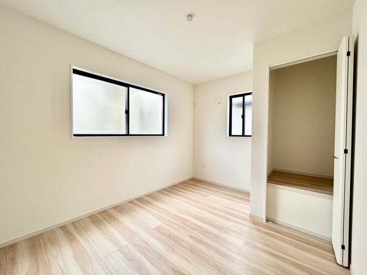 〈5.5帖〉
階段上スペースも無駄なく利用した収納スペース♪