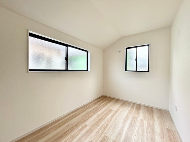 〈5.0帖〉
2面採光の明るい洋室で気持ちもぽかぽか