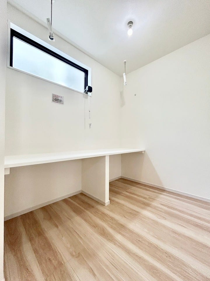 〈ランドリールーム〉
洗面台横にランドリーコーナー!着替えやタオルのストックを置いても余裕のスペース