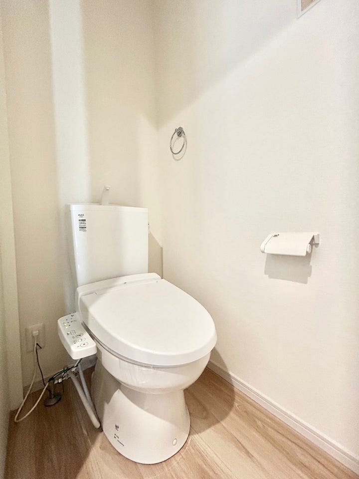 〈1階トイレ〉お手入れしやすい温水洗浄便座で、毎日快適♪