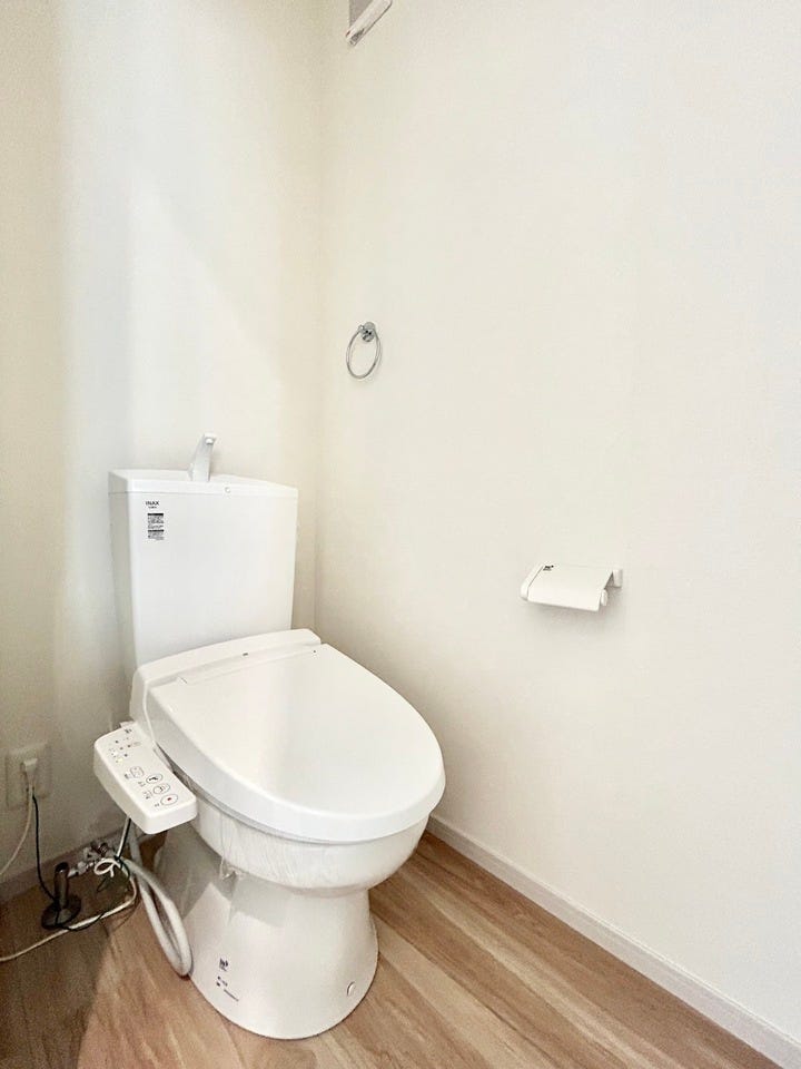 〈2階トイレ〉お手入れしやすい温水洗浄便座で、毎日快適♪