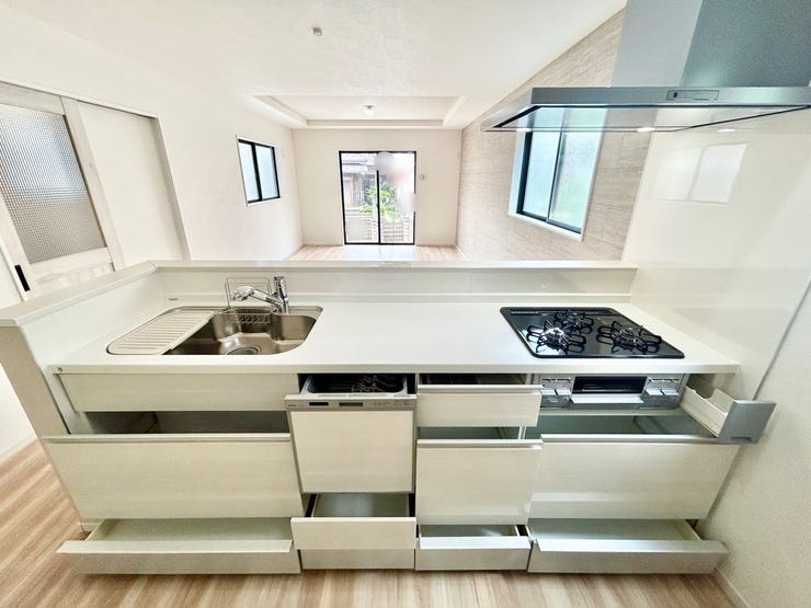 ワークトップは白を基調とした清潔感あふれるキッチンです♪