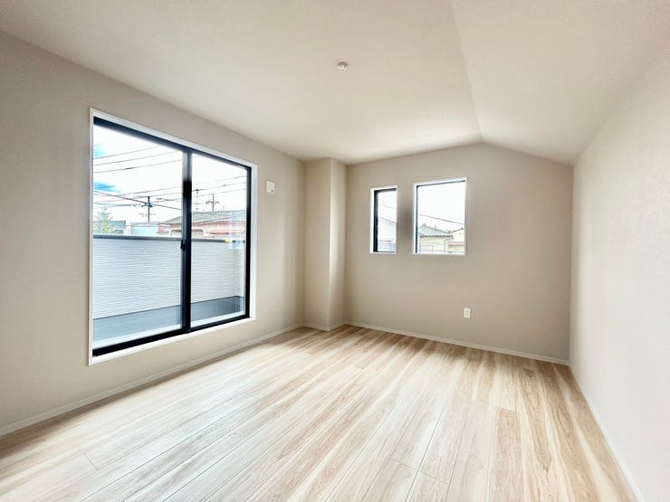 〈10.3帖〉
2面採光の明るい洋室で気持ちもぽかぽか