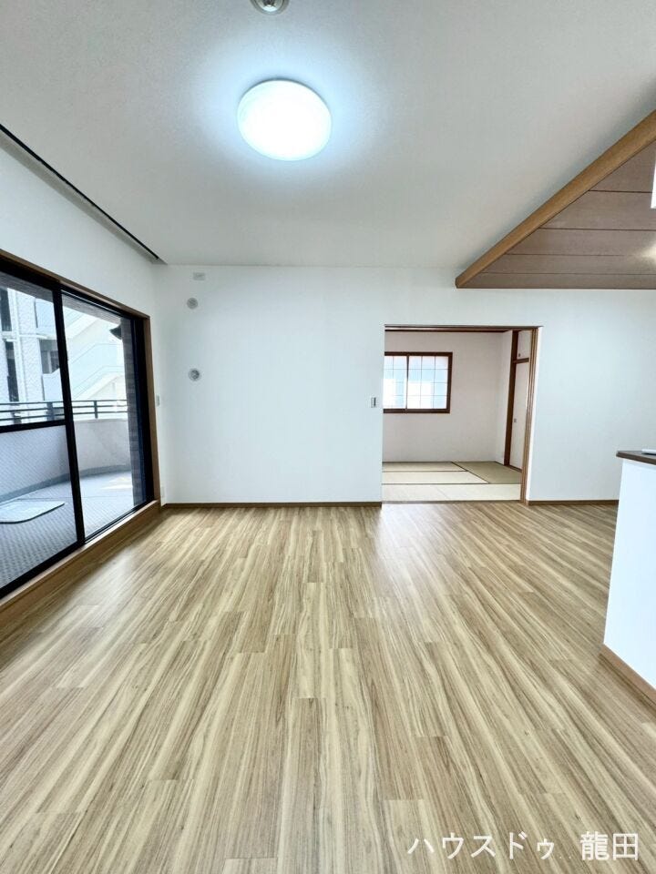 【リビング】
■□■リビング■□■
LDK17.3帖
広々ロビングで、休日ものんびり、ゆったりと
過ごせますね。