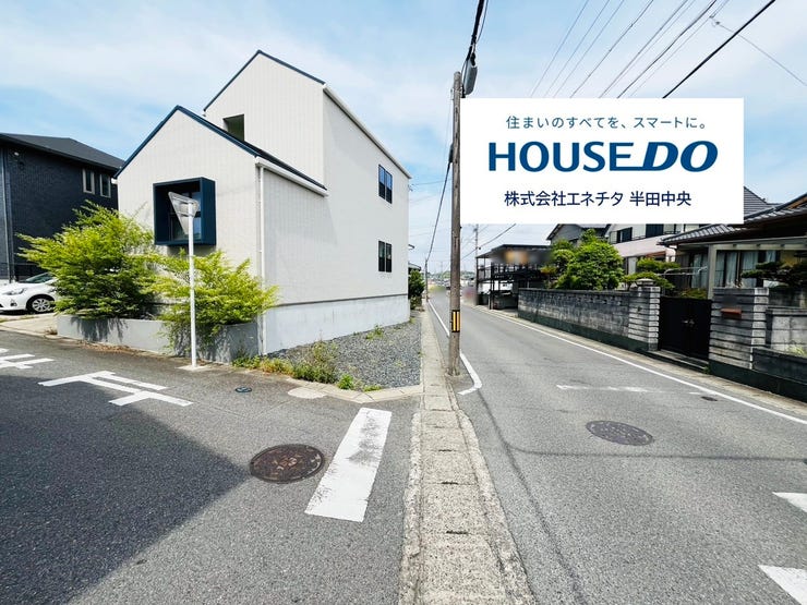 角地で道路幅が5m以上ある物件は、開放感があり採光にも優れています。また、車の出入りがしやすく、駐車スペースにもゆとりを持てるため、日々の暮らしにおける利便性が高いのが特徴です