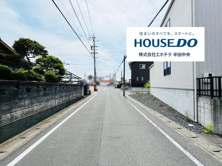 角地で道路幅が5m以上ある物件は、開放感があり採光にも優れています。また、車の出入りがしやすく、駐車スペースにもゆとりを持てるため、日々の暮らしにおける利便性が高いのが特徴です