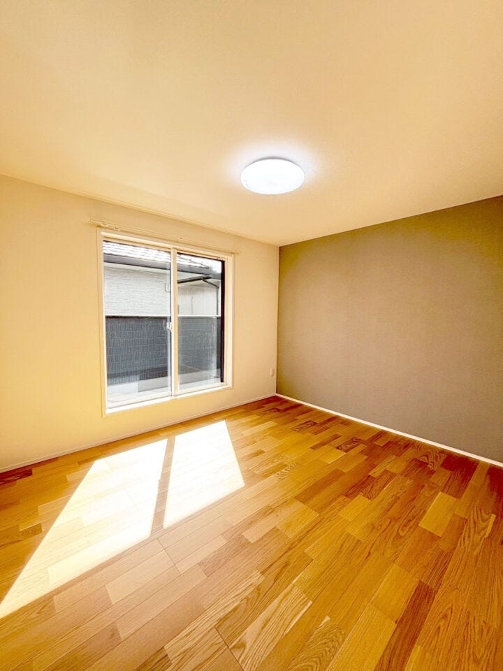 アクセントクロス仕様でおしゃれな洋室ですね♪新築なら専門の当店へおまかせください♪本日見学できます。