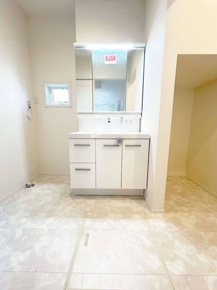 カチッという音で水とお湯の切替が分かるエコハンドル水洗♪収納力たっぷりの三面鏡♪新築なら専門の当店へおまかせください♪