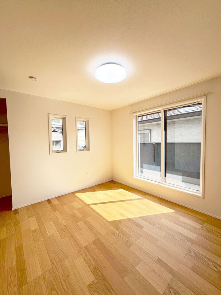 1階の天井とサッシは、開放感と採光を考えた高さです。家具を配置しても空間に広がりがあります。