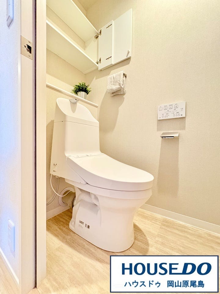 トイレ上部には、トイレットペーパーや掃除用具などのストックに最適な収納スペースも完備しています!