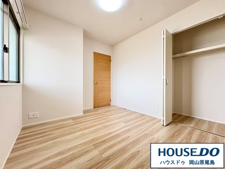 シンプルなお部屋だからこそ趣味に合わせて快適に使えますね。クローゼット付きでお部屋をすっきり見せる事が出来ます♪