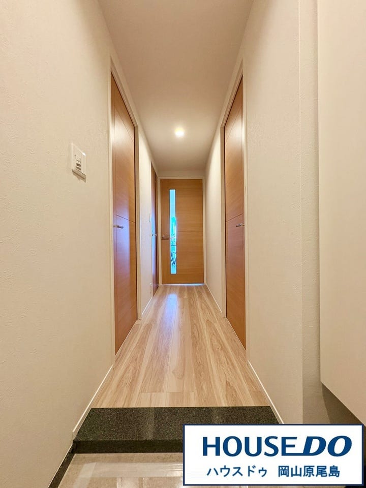 玄関からLDKまでの廊下はダウンライトもあり明るい空間となっております。