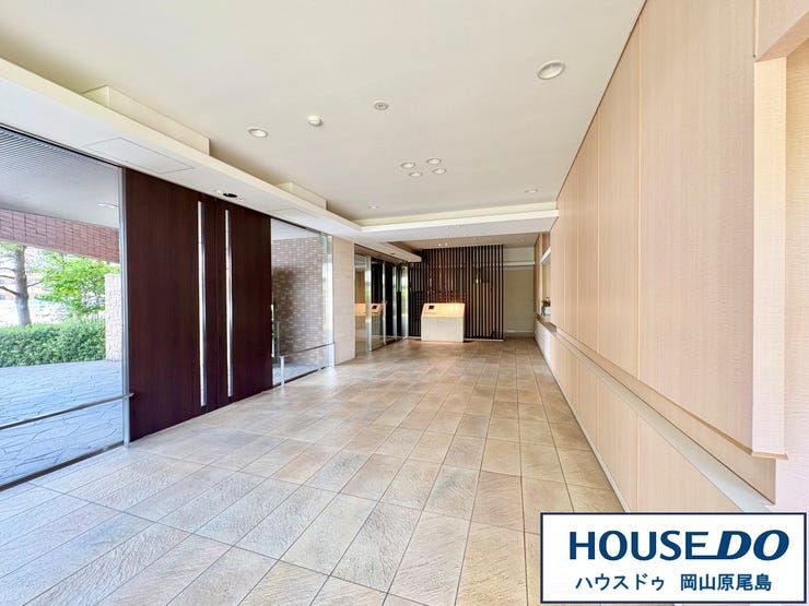 管理の行き届いた清潔感のあるエントランス部分、安心のオートロック仕様となっております。