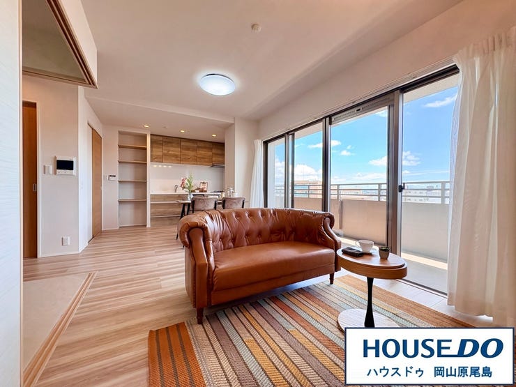 【リビング】
落ち着きのあるリビングは、家族と過ごす時間を大切にする方にぴったりのゆとりの住空間です。