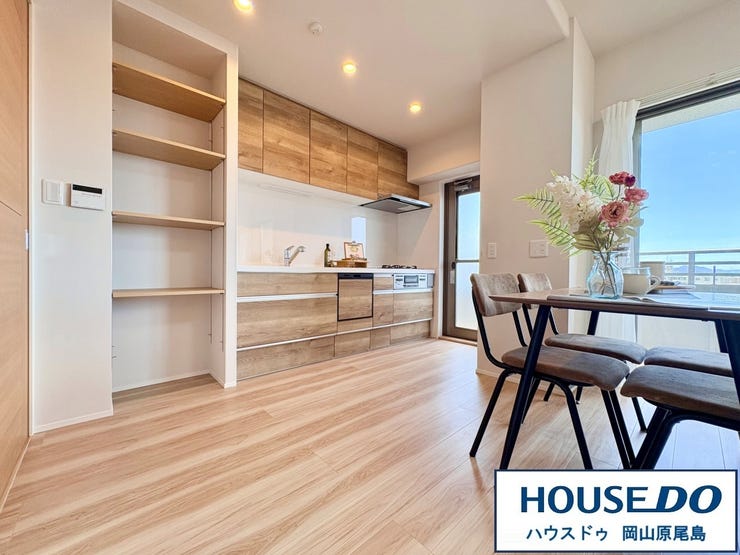 スッキリとしたキッチンスペースには、勝手口もあり明るい空間の中で毎日お料理することが可能です。