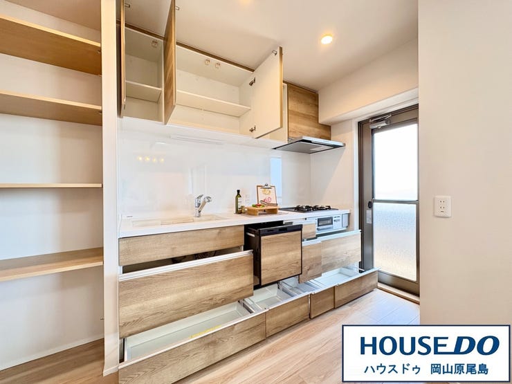 清潔感のある使いやすいキッチン!スライド収納で毎日のお料理も楽々♪キッチン上部にも収納スペースがあり、キッチン廻りをスッキリとご利用いただけます。