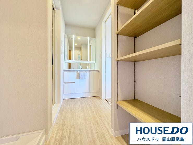 キッチンとリビング入口部分から出入りが可能な2WAYの洗面脱衣所でスムーズな家事動線を実現!