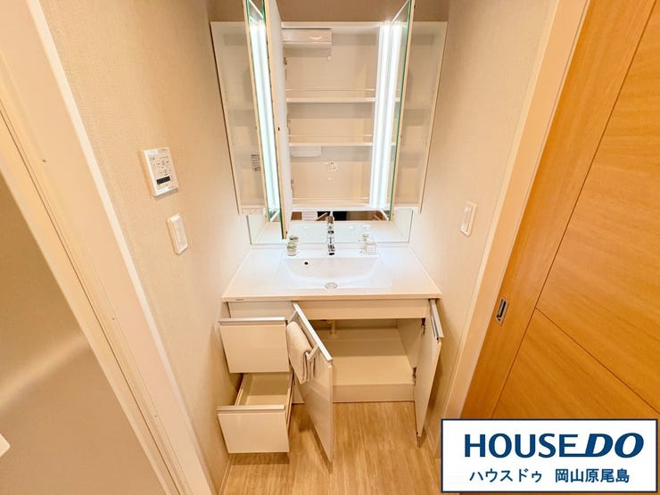 洗面脱衣所は、三面鏡タイプのシャンプードレッサーを完備!ミラー裏に収納でき、生活感なくすっきり♪