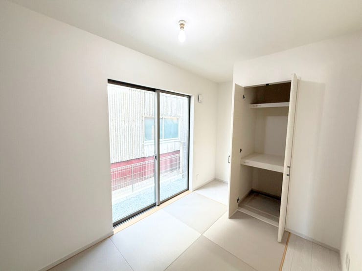 1階4.3帖和室。スッキリとした印象の縁なし畳は現代的でスタイリッシュ♪和の心も残しつつ洋間と調和し、モダンな雰囲気のオシャレな空間となっています♪